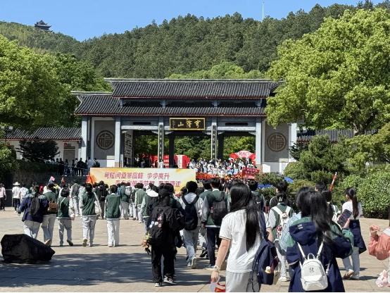 十八而志 圆梦穹隆——高三成人仪式暨高考祈福活动